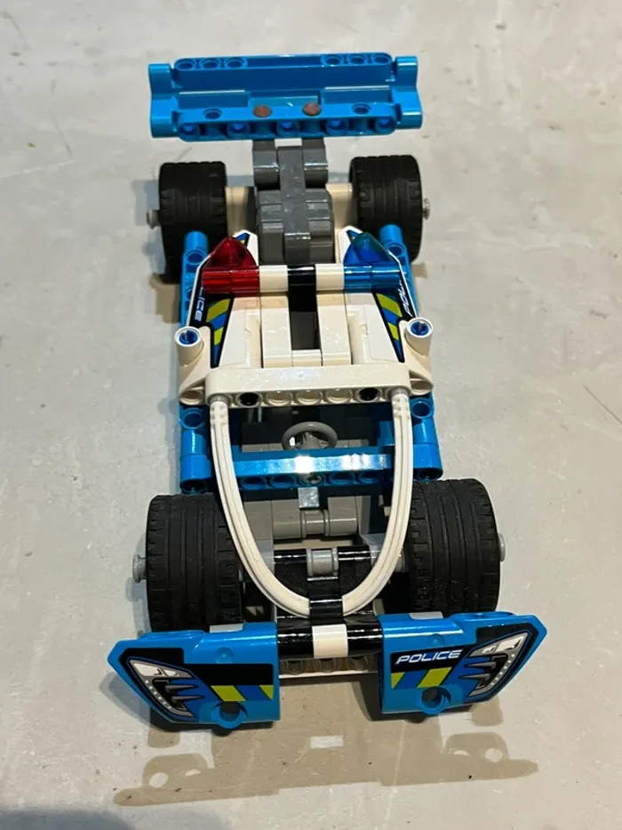 Lego technique voiture de police - photo numéro 2