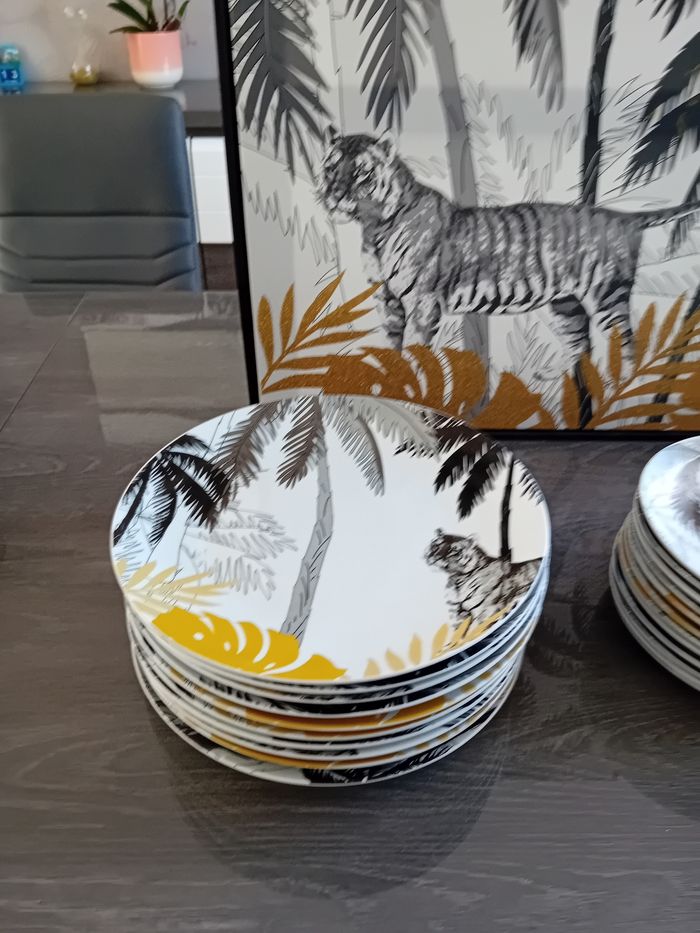 Lot assiettes  et tableau assortis - photo numéro 2