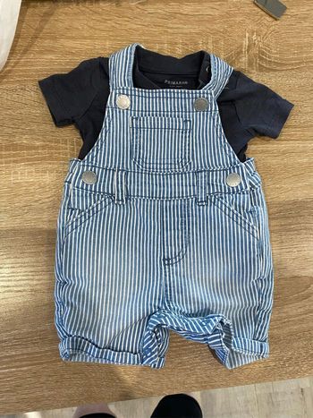 Ensemble salopette et tee shirt