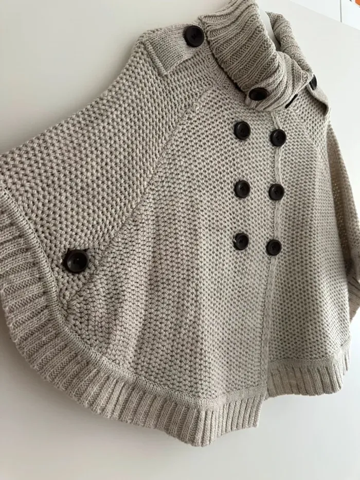Cape en maille beige avec col roulé et boutons - Élégance hivernale - photo numéro 4