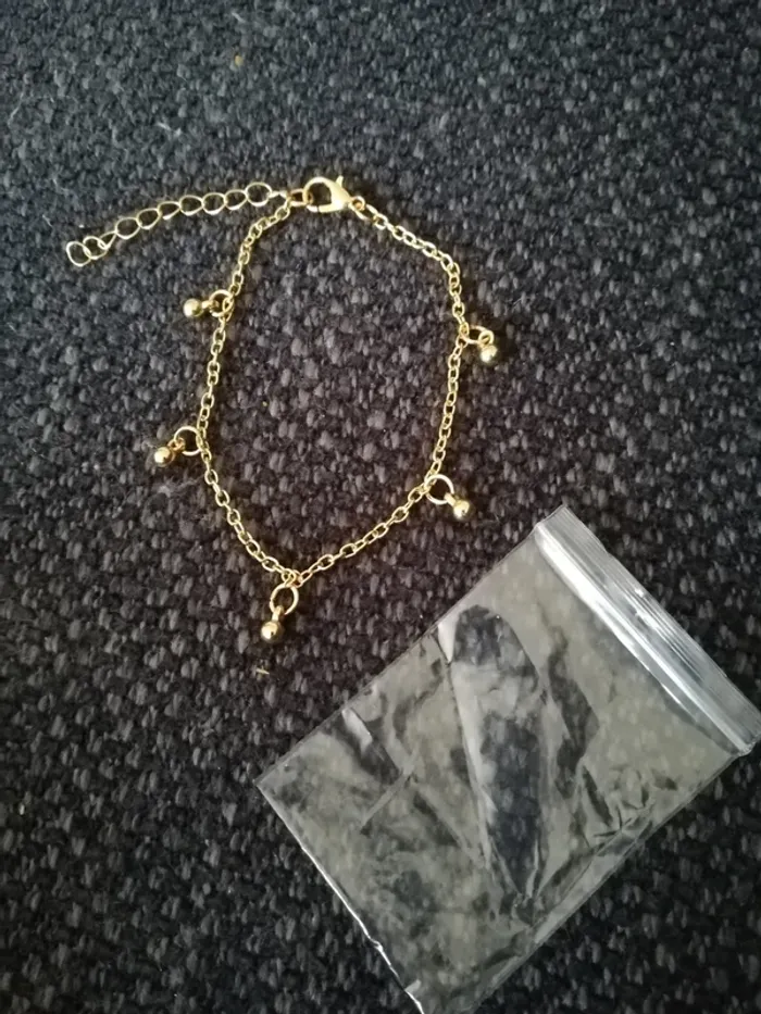 Joli bracelet doré, chaîne fine, avec breloques, neuf - photo numéro 2