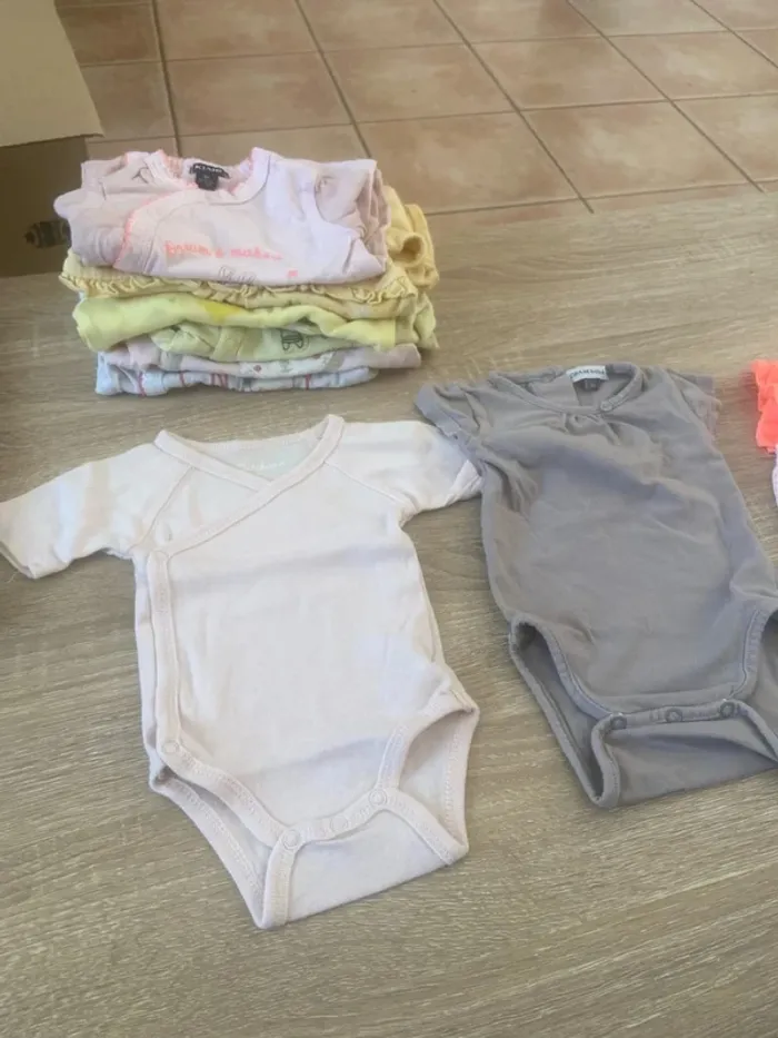 Lot fille 1 mois (9 pièces) - photo numéro 2