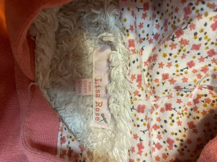 Pull à capuche avec fourrure à l’intérieur avec une poche - photo numéro 2
