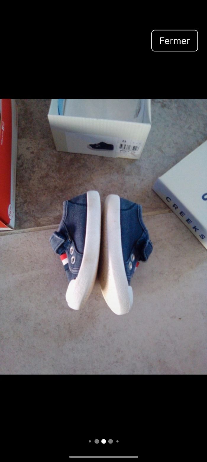 Une paire de sandales marque super fit couleur beige taille 22 
Une paire de basket bleu marque creeks taille 22 - photo numéro 5