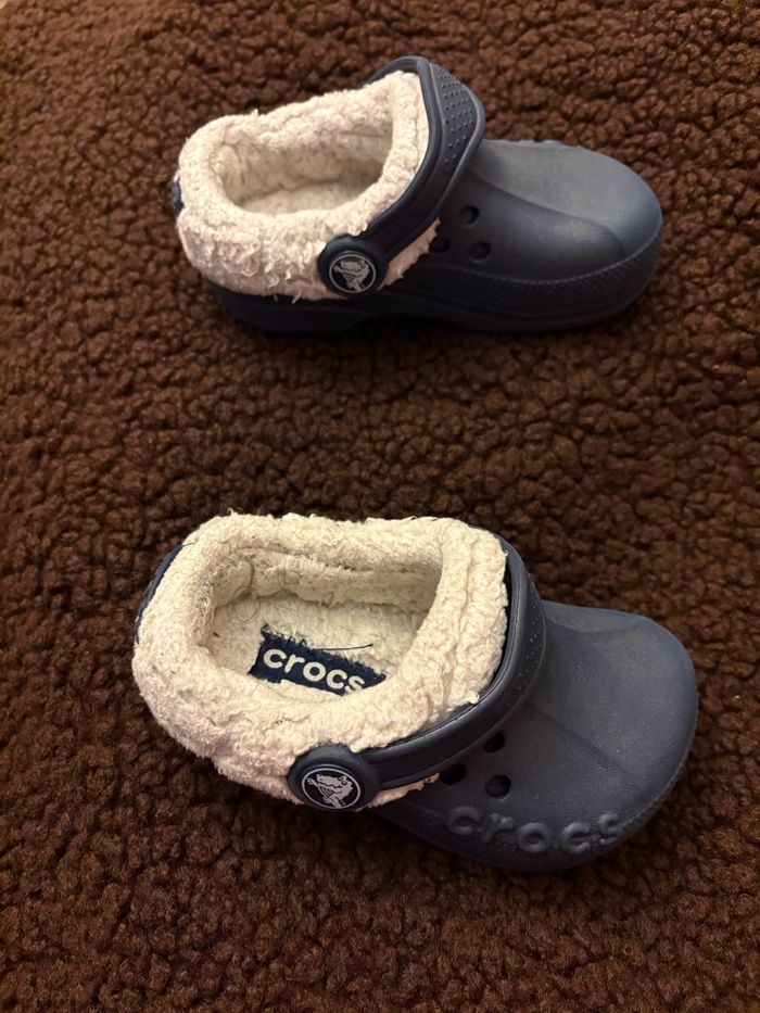 Chaussons fourrés crocs - Taille 22/23 (6/7) - photo numéro 4