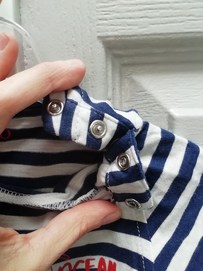 Vends t-shirt garçon été rayé bleu et blanc avec motifs sur le devant - photo numéro 6