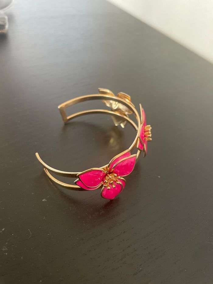 Bracelet avec des fleurs - photo numéro 2