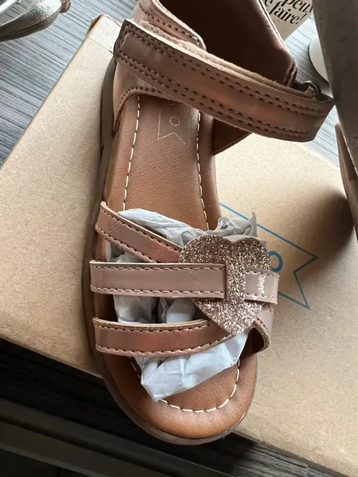 Sandalettes Friboo rose nacrées et pailletées 28 neuves - photo numéro 2