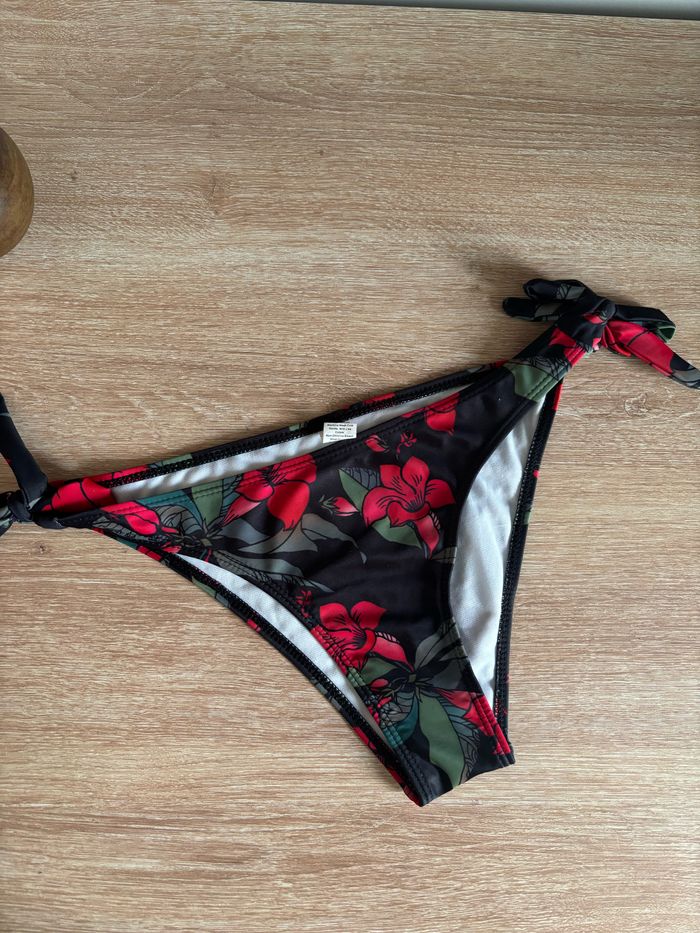 Bas de maillot de bain imprimé fleur rouge et noir taille 36/38 Shein - photo numéro 2