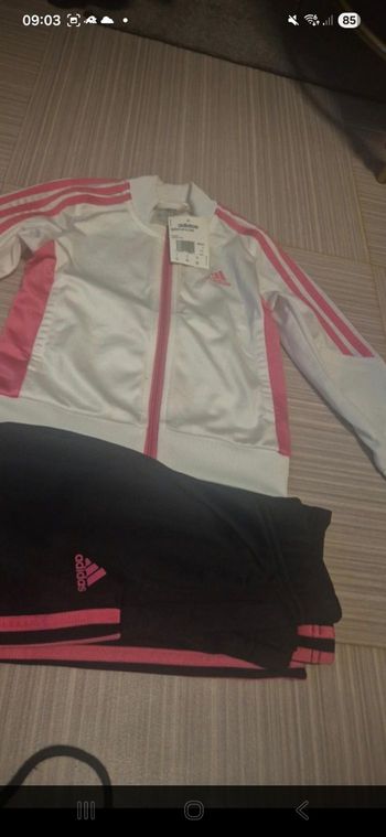 Survetement adidas tout neuf taille 5ans