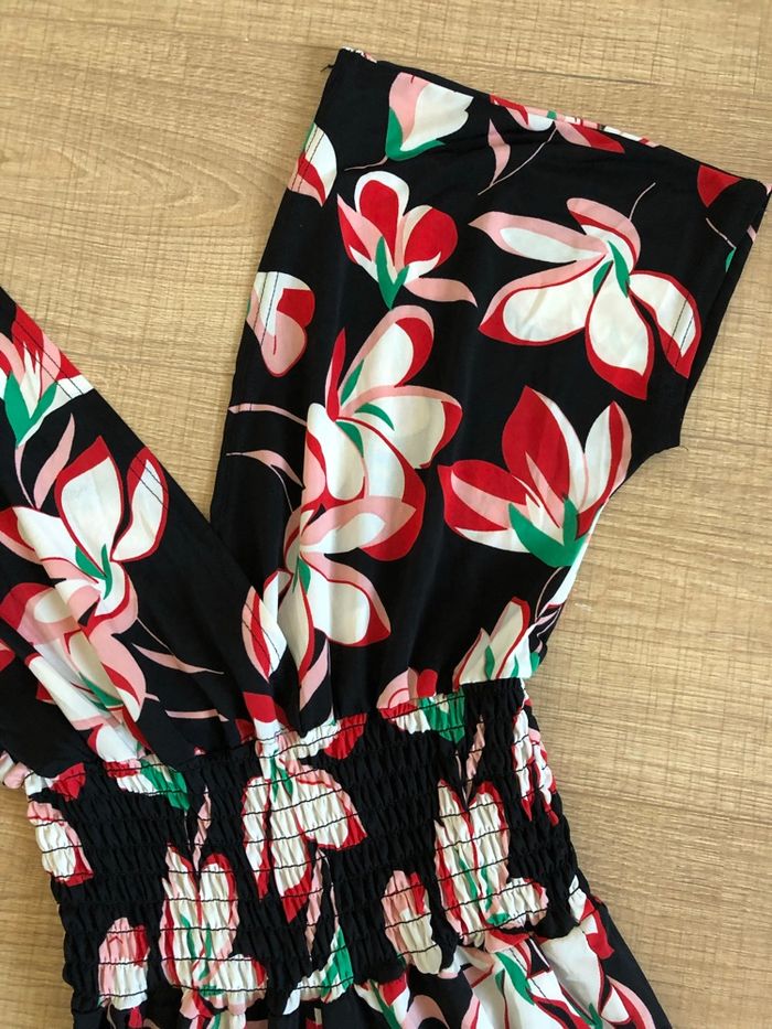 Combinaison noire et fleurie à manches courtes taille 38/40 jamais portée - photo numéro 9