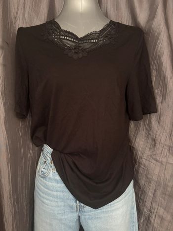 T-shirt noir fluide coton avec décolleté en dentelle Atelier GS