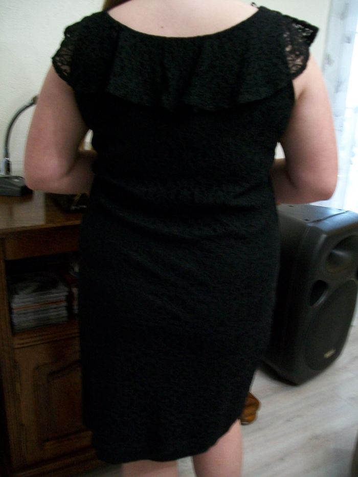 robe noire en dentelle doublée taille 42 - photo numéro 2