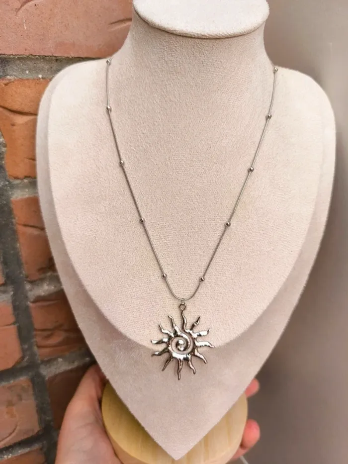 Collier argenté avec billes et soleil - photo numéro 7