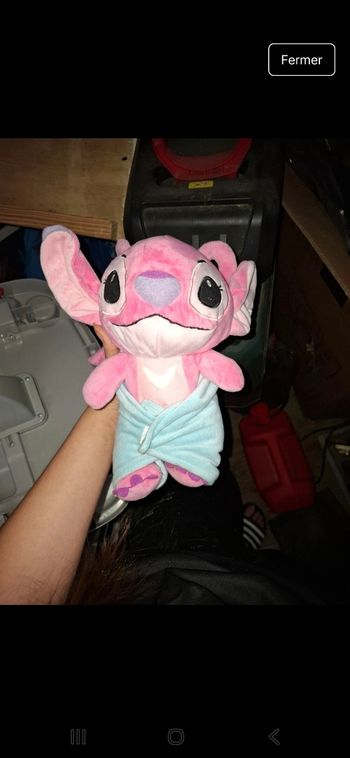Peluche Stitch avec sa couverture