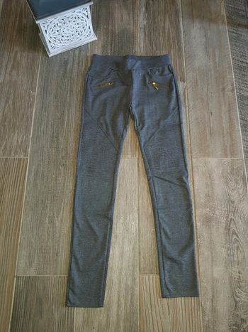 Pantalon près du corps gris