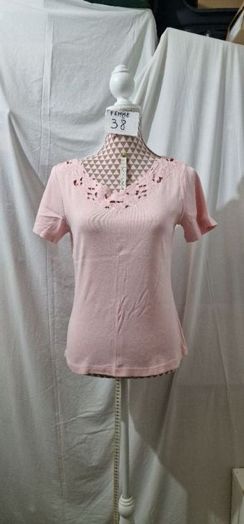 Tee-shirt, rose, en coton, en très très bon état, longueur 58cm, largeur d'épaule 38cm