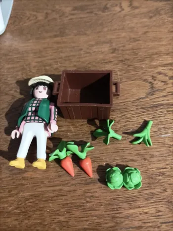 Playmobil jardinier avec sa caisse de légumes