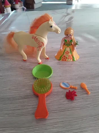 Princesse Mimosa avec Cheval coiffer