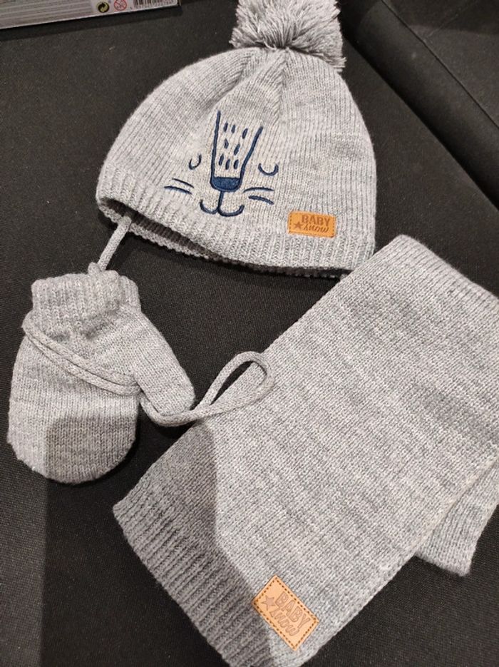 Ensemble bonnet écharpe gant 6/12mois neuf