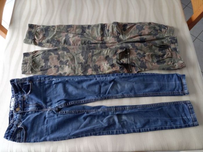 2 pantalons bleu et kaki, 9 ans