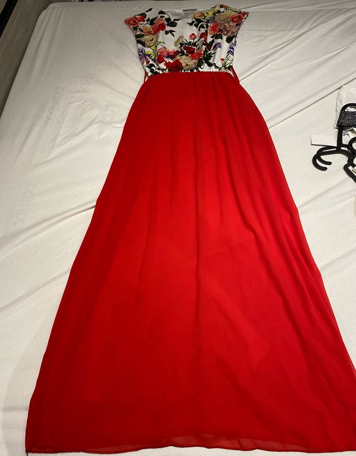 Robe rouge longue taille unique à fleur