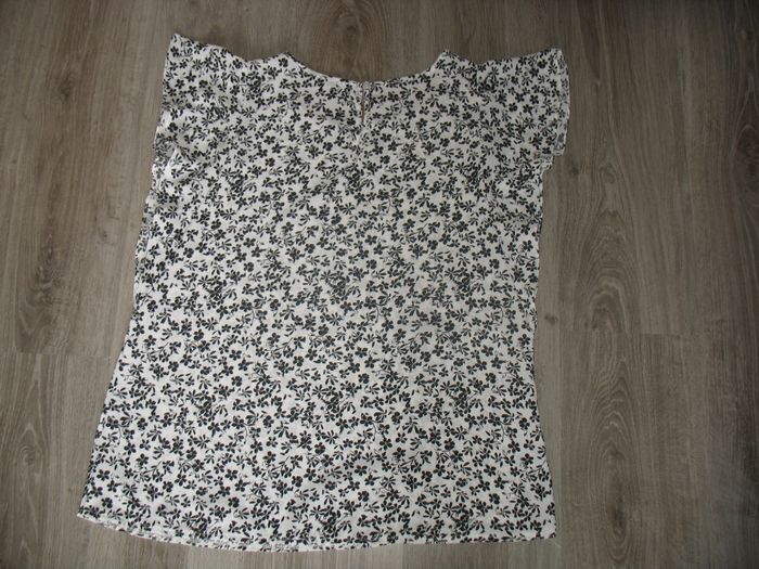 CHEMISIER MC BLANC A FLEURS NOIRES "ETAM" - TAILLE 44 - n°03 - photo numéro 3