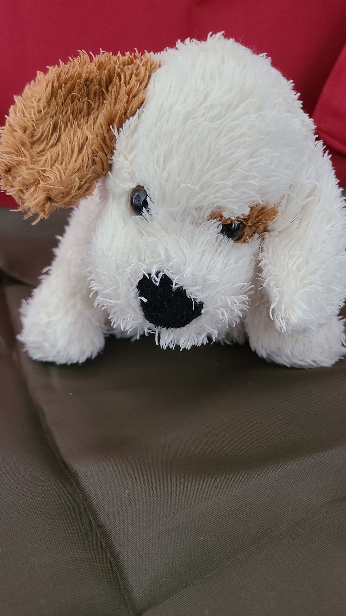 Peluche chiot crème yeux marron, taches et oreilles, souple assis - photo numéro 3