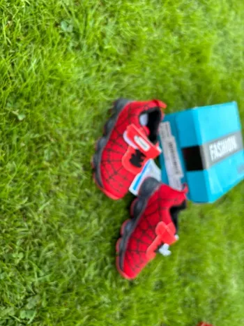 Chaussure neuve  Taille 23  Modèle spider man