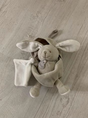 Doudou Lapin de Pâques Baby Nat’ dans oeuf avec mouchoir