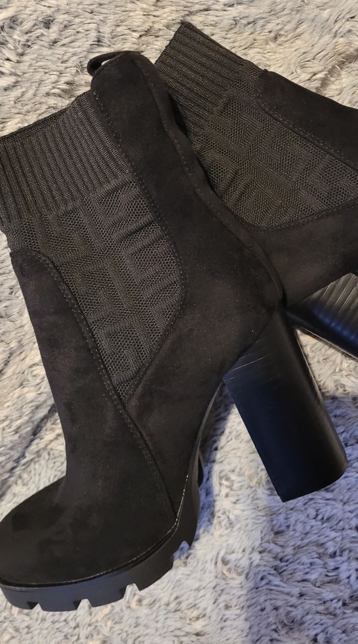 Bottines noires à jolis motifs - photo numéro 5