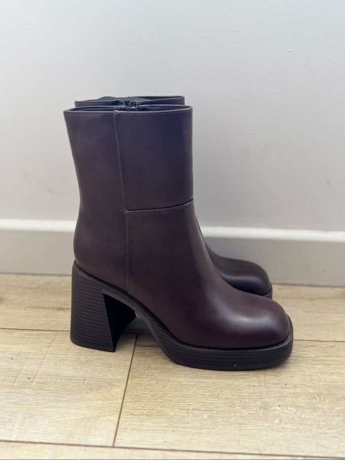 Bottines à talons bloc marron bordeaux Bershka - photo numéro 3