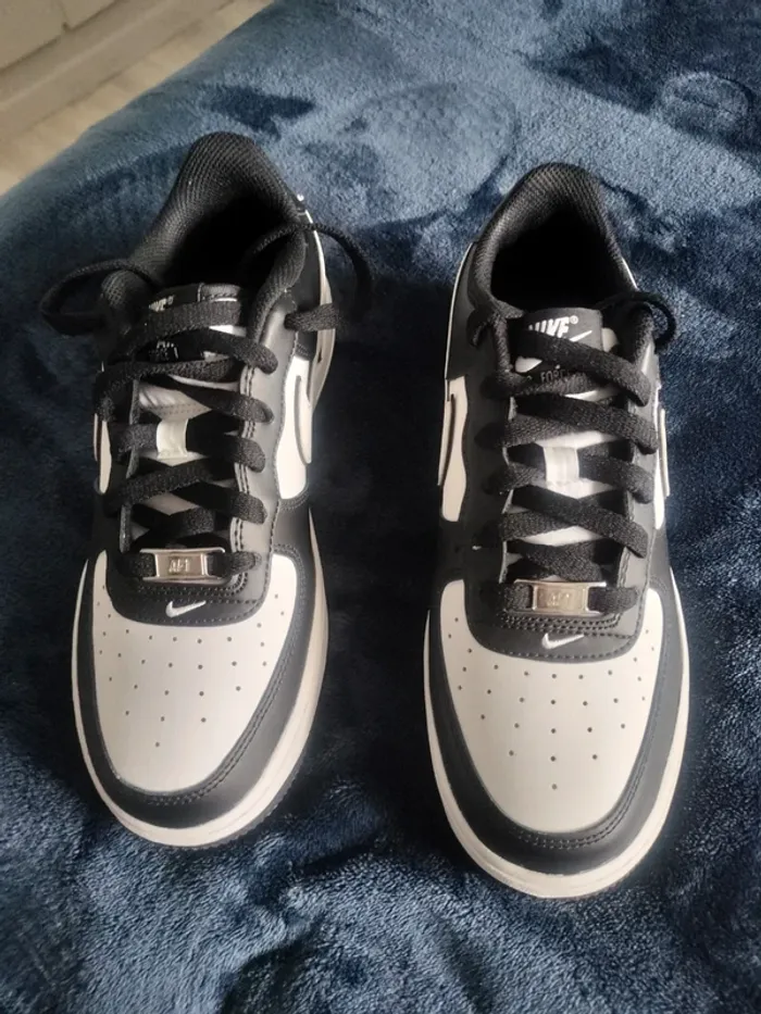 Adidas noire et blanche - photo numéro 2