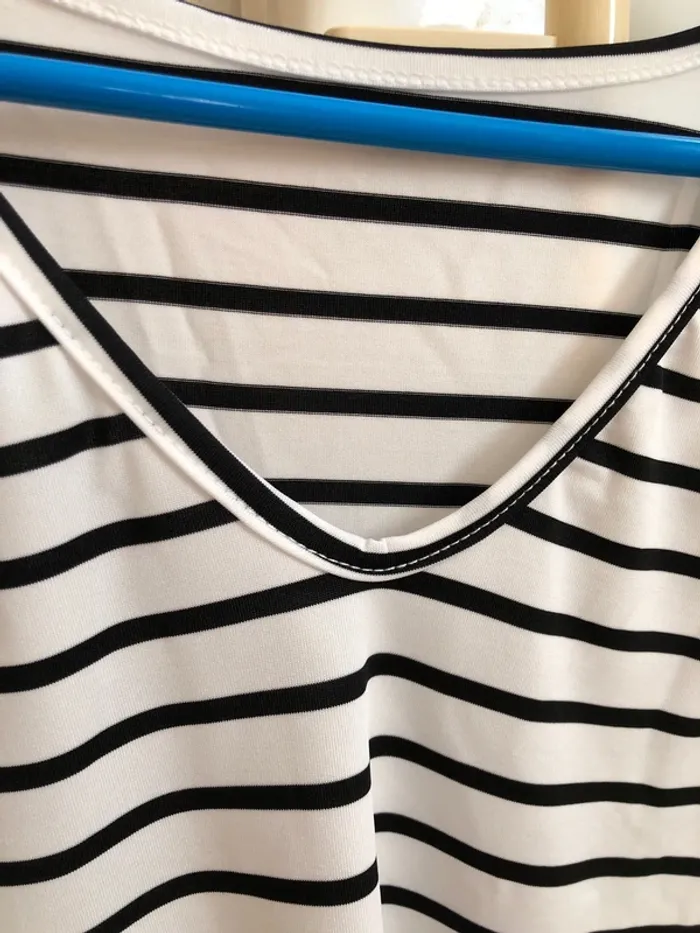 Ts.shirt rayé noir, épaules dénudées - photo numéro 5