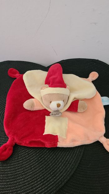 Baby Nat' Doudou plat ours rouge jaune saumon Cape