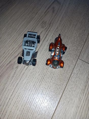Lot de deux jouets : petites voitures