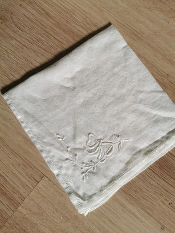 Mouchoir en tissu vintage en coton blanc brodé