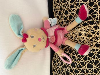 Peluche d'activités lapin BABY NAT' Perle et Perlim rose éveil pouet 32 cm