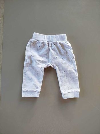 👶 Pantalon gris clair motif lapin – Taille 6 mois (Sucre d’Orge)