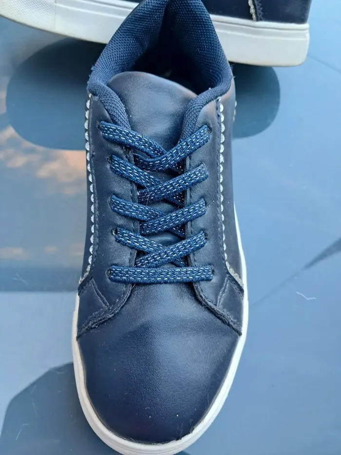 Belles baskets 👟 bleu marine avec liseré brillant en surpiqures, lacets elastiqués - T31 - La Halle - photo numéro 4