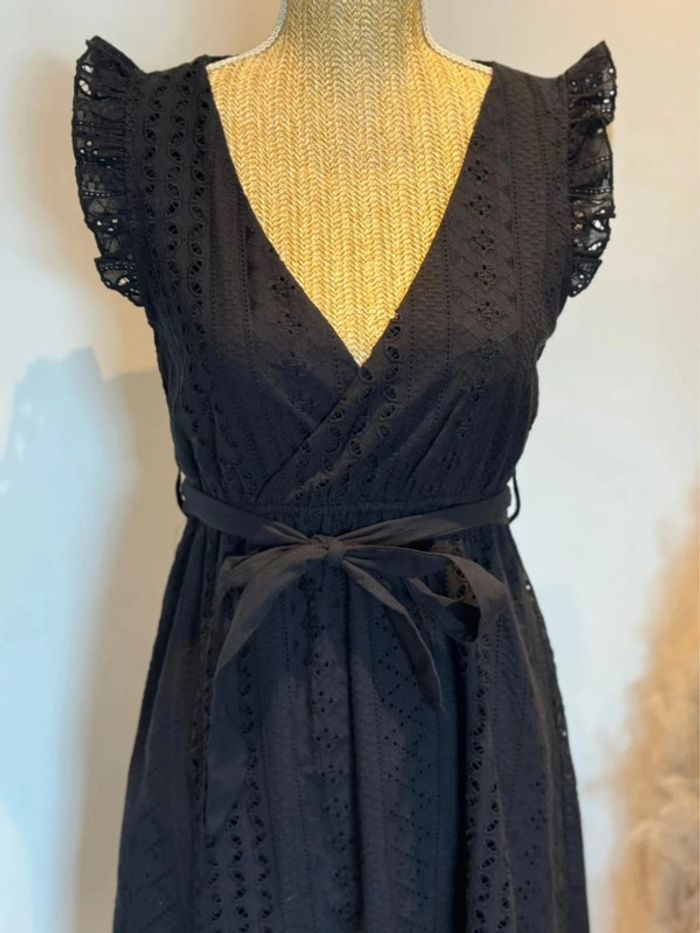Élégante robe noire en broderie anglaise T38/40 - photo numéro 3