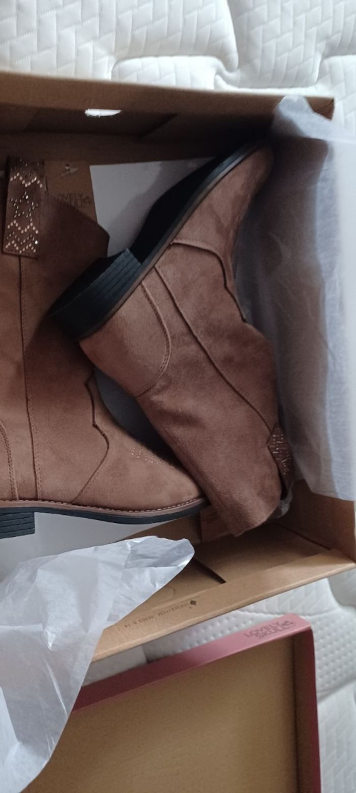 Très jolie mini bottes fille Pointure 32 - photo numéro 4