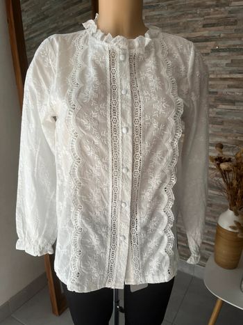 Chemise blanche à broderie anglaise
