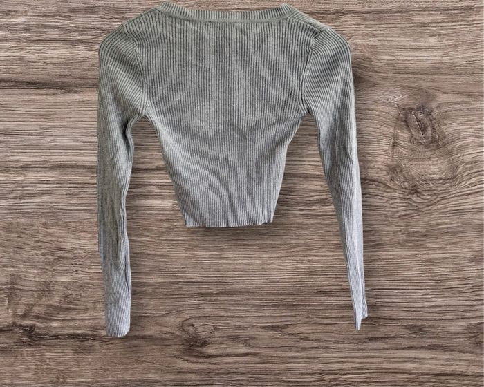 Pull court manches longues col V gris Jennyfer taille 36 S - photo numéro 3