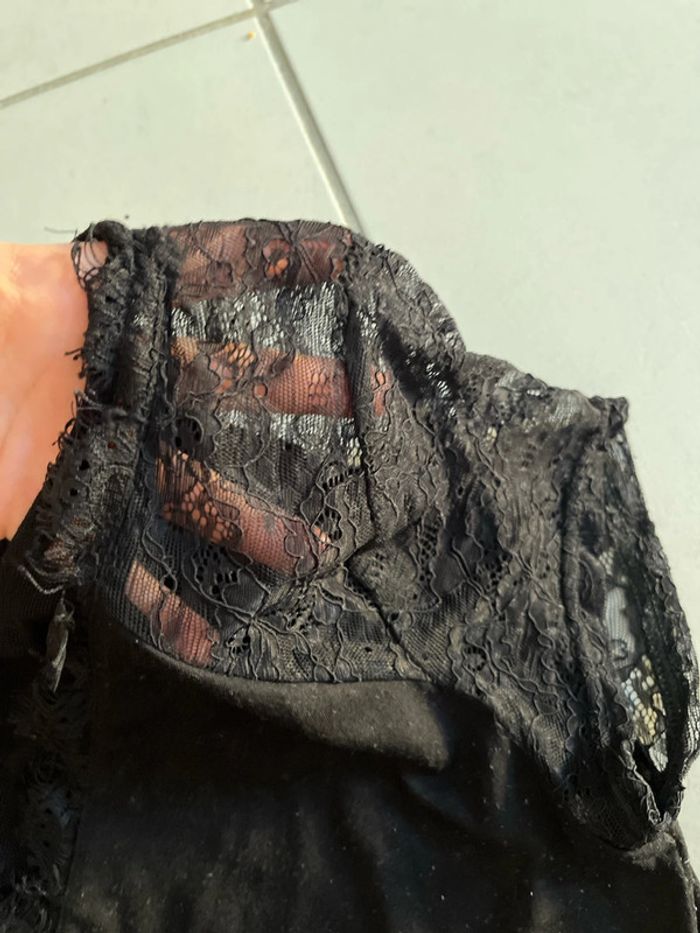 T-shirt noir avec dentelle - photo numéro 3
