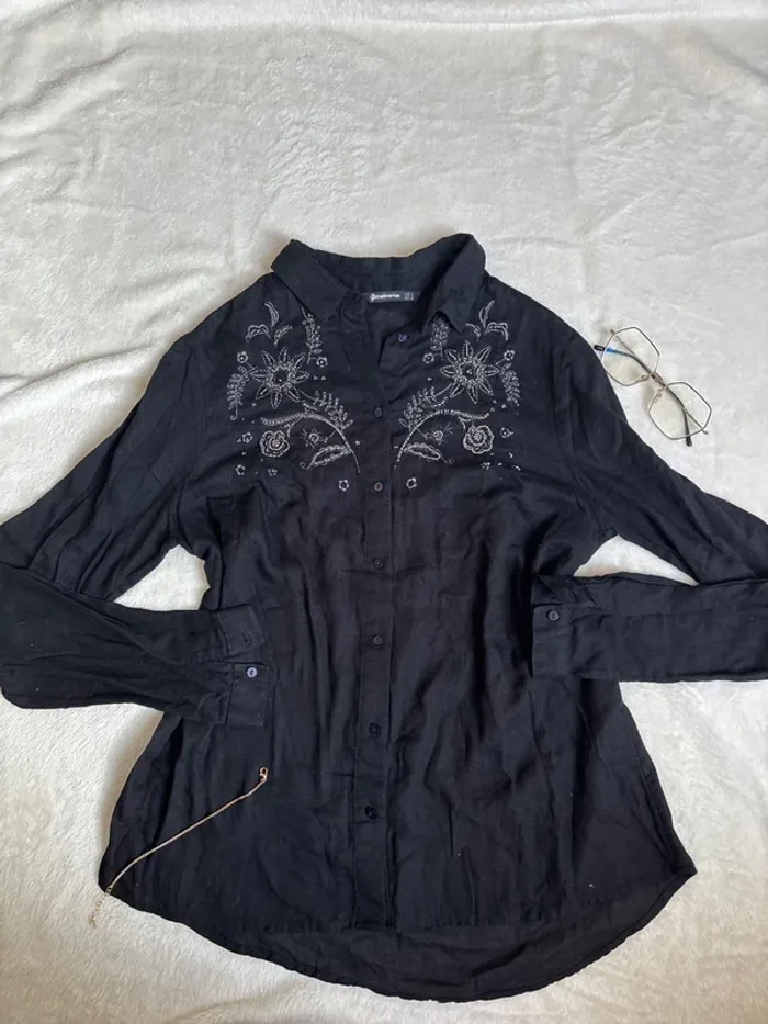 chemise noir taille S avec détail sur le haut ~ stradivarius