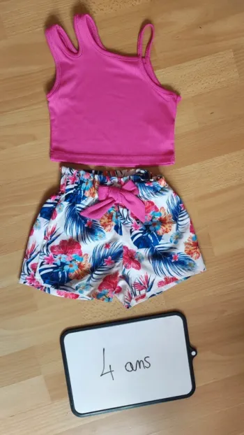 Short et crop top taille 4 ans