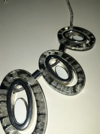 Joli collier vintage noir et translucide