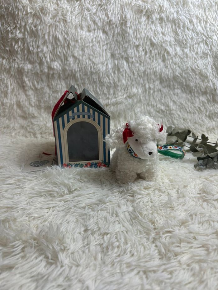 Konges Slojd Odette le caniche dans la niche