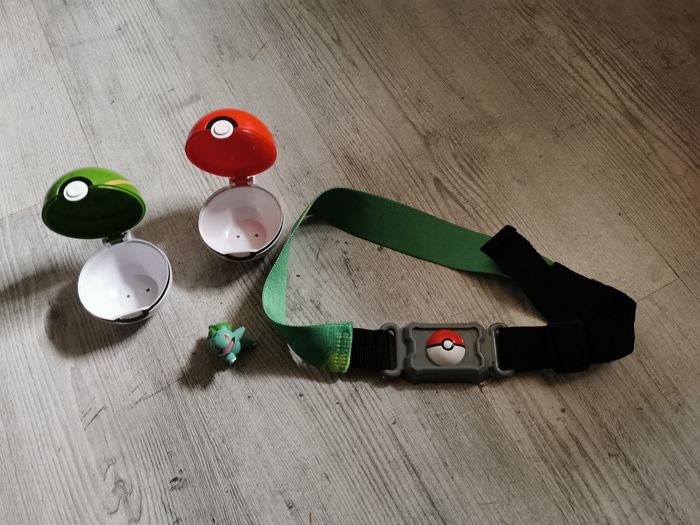 Ceinture pokemon avec 2 pokeball et 1 pokemon